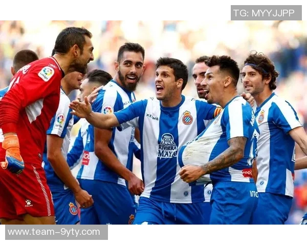 多特蒙德回顾曾效力的西班牙球员梅里诺与巴尔特拉的精彩瞬间