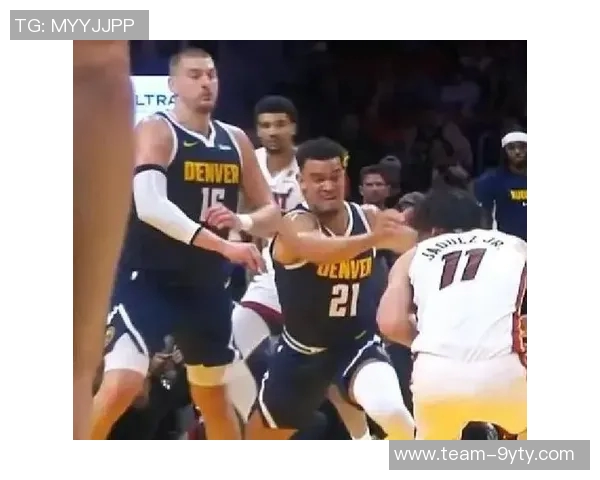 约基奇半场因膝伤退赛明日将接受检查全场14投9中贡献21分5篮板8助攻